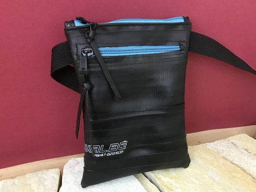 Schlauchtasche mit türkisfarbenem RV